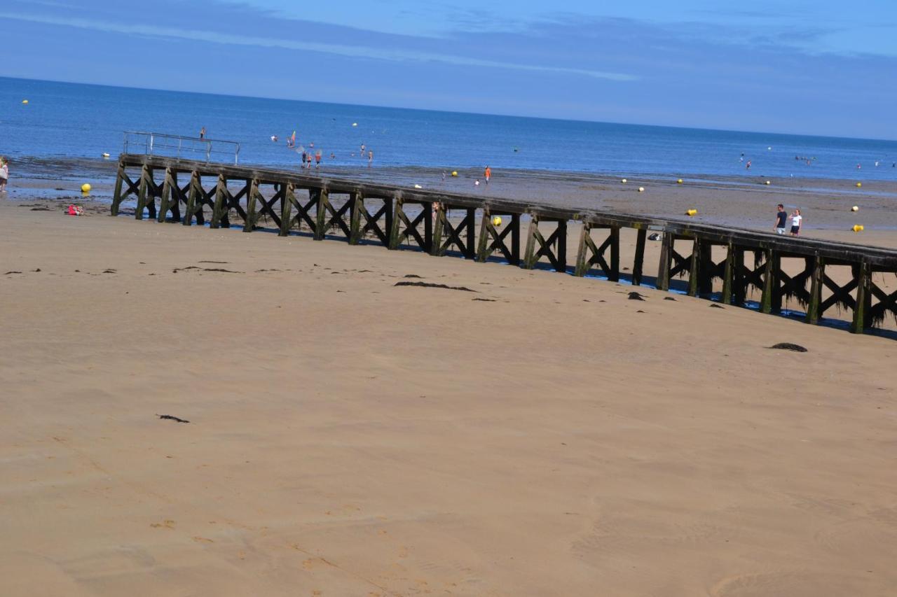 Gite "Au P'Tit Tourois" De Plain-Pied Tout Confort Avec Veranda Proche D'Omaha Beach Et De Bayeux Accueillant Les Animaux Bagian luar foto